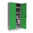 Vista de 3/4 del Armario para fitosanitarios ancho 92cm con una puerta abierta y accesorios.