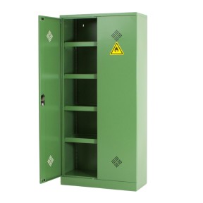 Vista de 3/4 del Armario para fitosanitarios ancho 92cm con una puerta abierta y accesorios. Vista de 3/4 del Armario para fitosanitarios ancho 92cm con una puerta abierta y accesorios.