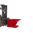 Vista general de la tolva autobasculante 150L roja con carretilla elevadora Vista general de la tolva autobasculante 150L roja con carretilla elevadora