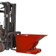 Vista general de la tolva autobasculante roja 300L con una carretilla elevadora