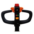 Zoom al timón ergonómico de la Transpaleta elevadora totalmente eléctrica monocilíndrica Zoom al timón ergonómico de la Transpaleta elevadora totalmente eléctrica monocilíndrica