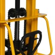 Zoom sobre el sistema de cadena del apilador volteador de bidones 1500 mm 350 kg perfil bajo
